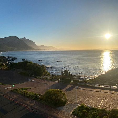 The Sun, Whales & Waves - Seafront Apartment Херманус Екстериор снимка