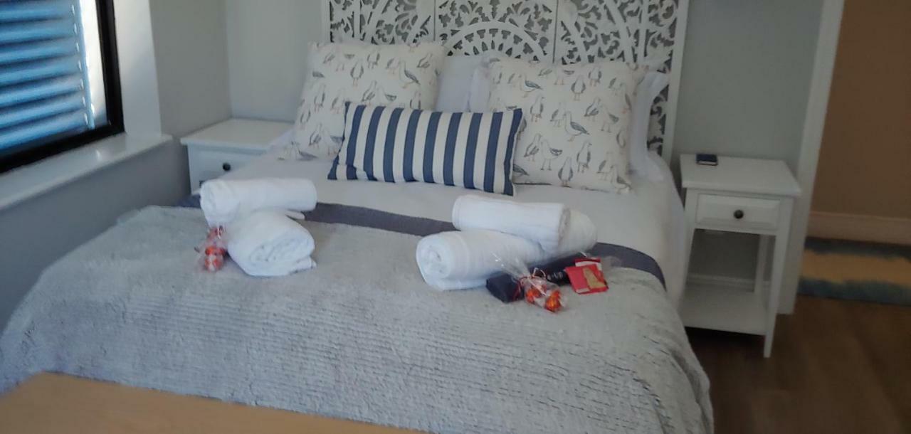 The Sun, Whales & Waves - Seafront Apartment Херманус Екстериор снимка